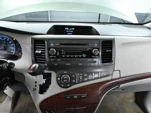 Used 2014 Toyota Sienna XLE image 29