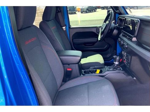 Used 2025 Jeep Wrangler Unlimited Rubicon w/ Convenience Group AWD/4WD image 8