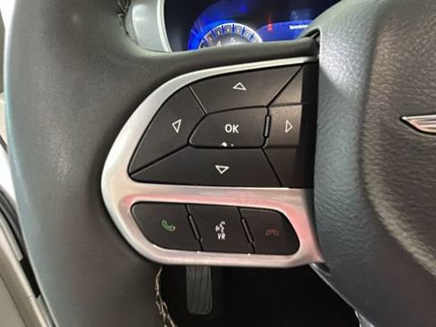 Used 2024 Chrysler Pacifica Touring-L FWD image 15