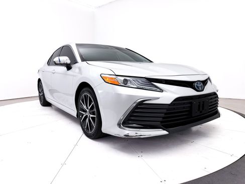 Used 2024 Toyota Camry XLE w/ Navigation Package FWD image 12