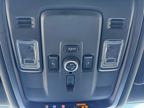 Used 2025 GMC Yukon XL Denali image 31