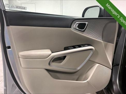 Used 2025 Kia Soul LX w/ LX Technology Package FWD image 21