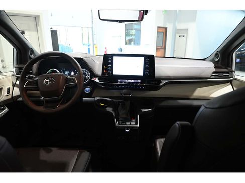 Used 2024 Toyota Sienna Platinum FWD image 21