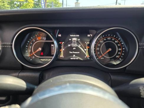 Used 2019 Jeep Wrangler Unlimited Sahara w/ Dual Top Group AWD/4WD image 12