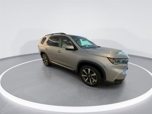 Used 2024 Honda Pilot Touring image 1