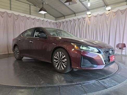 Used 2025 Nissan Altima 2.5 SV FWD image 10