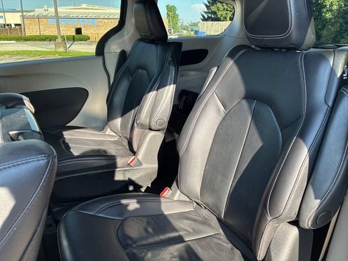 Used 2022 Chrysler Pacifica Touring-L w/ Uconnect Theater Family Group FWD image 19