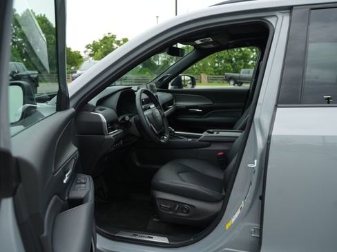 Used 2025 Toyota Grand Highlander AWD Hybrid image 14