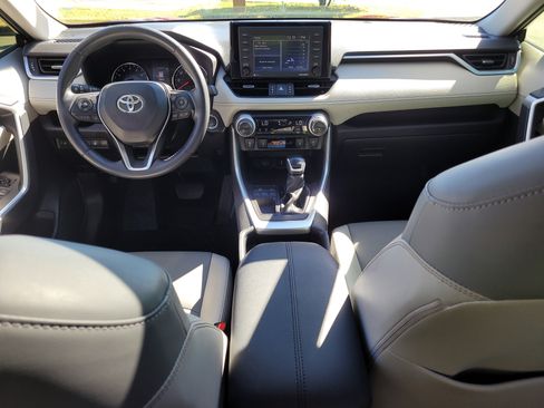 Used 2020 Toyota RAV4 XLE Premium image 16
