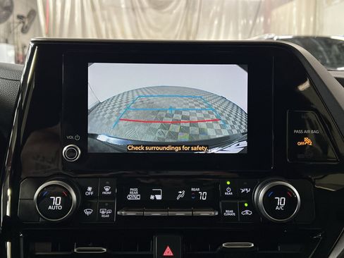Used 2023 Toyota Highlander LE AWD/4WD image 19