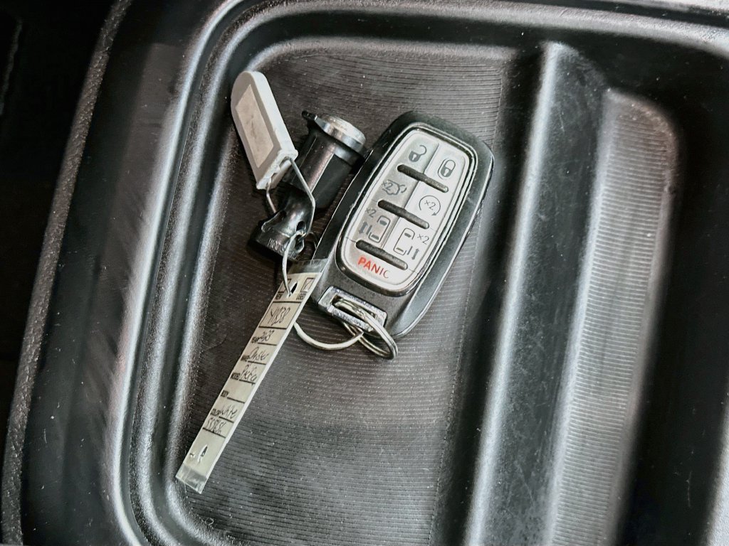 Used 2023 Chrysler Pacifica Touring FWD image 31
