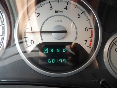 Used 2010 Chrysler Town & Country Touring w/ Entertainment Group #2 FWD image 15