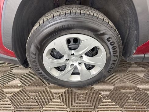 Used 2021 Toyota RAV4 LE AWD/4WD image 26