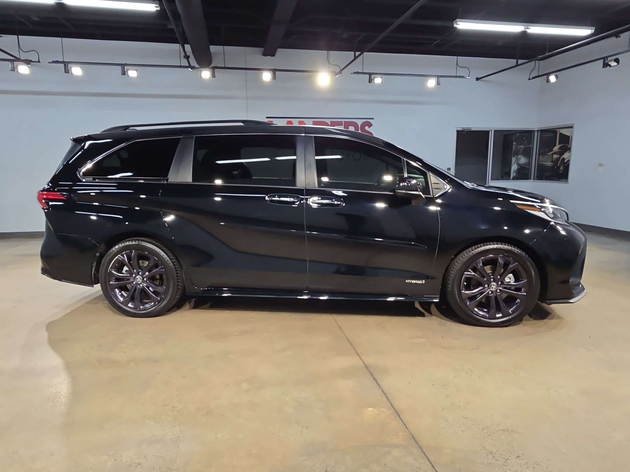 Used 2021 Toyota Sienna XSE FWD image 8