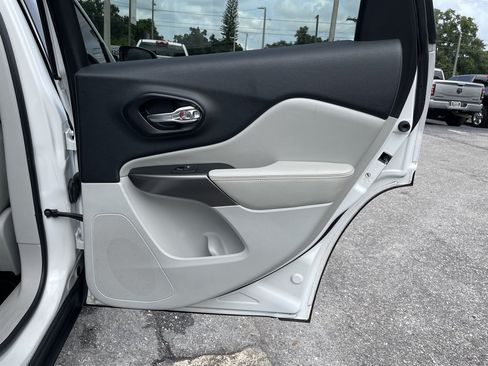 Used 2019 Jeep Cherokee Limited w/ Trailer Tow Group AWD/4WD image 38