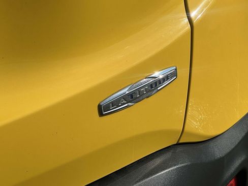 Used 2017 Jeep Renegade Latitude w/ Cold Weather Group image 11