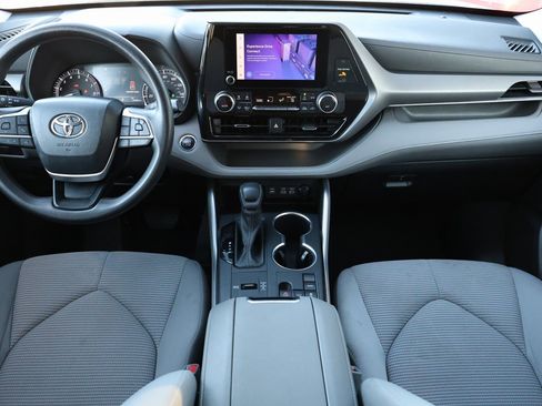 Used 2023 Toyota Highlander L image 2
