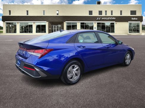 Certified 2025 Hyundai Elantra SE w/ Cargo Package image 3
