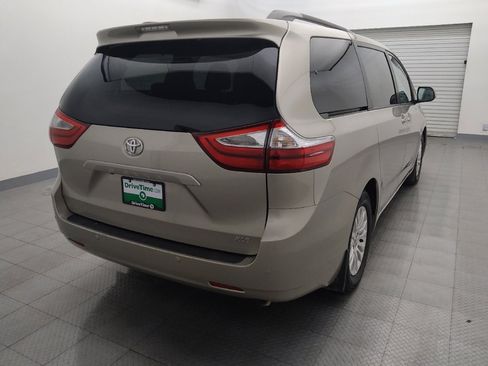 Used 2017 Toyota Sienna XLE image 7