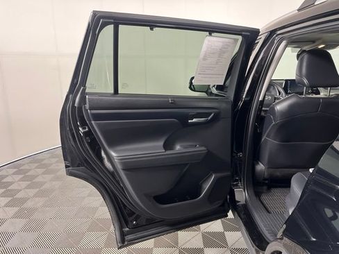 Used 2022 Toyota Highlander XLE AWD/4WD image 34