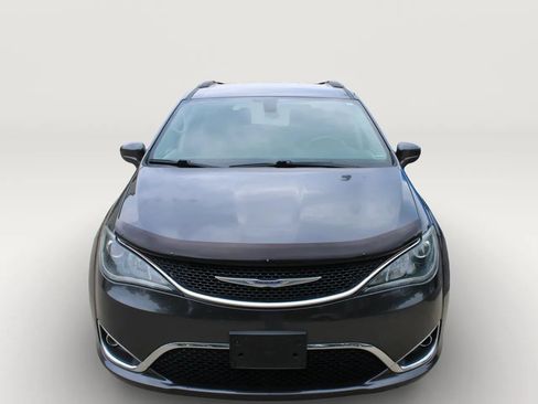 Used 2017 Chrysler Pacifica Touring-L FWD image 2