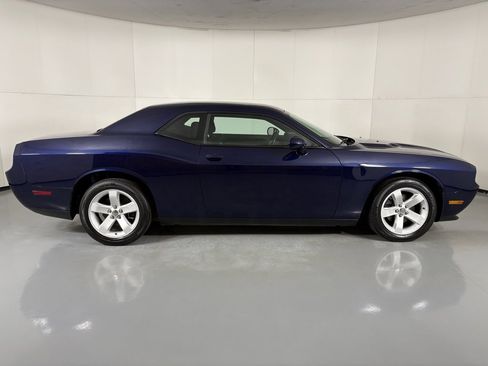 Used 2014 Dodge Challenger SXT image 10