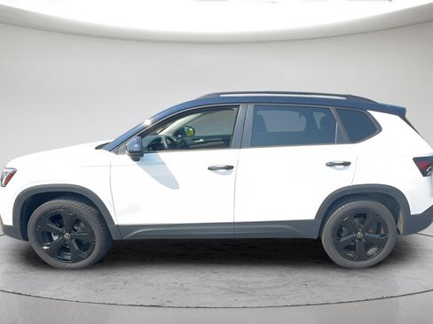 Used 2025 Volkswagen Taos SE AWD/4WD image 11