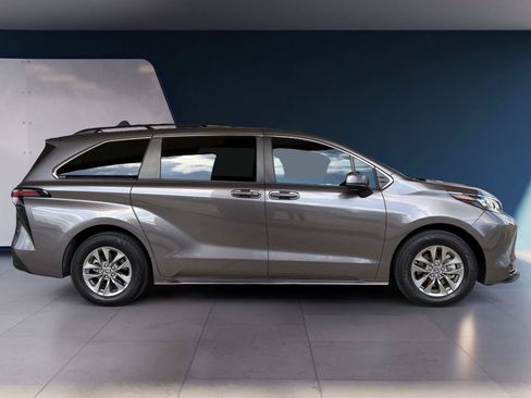 Used 2024 Toyota Sienna LE FWD image 6