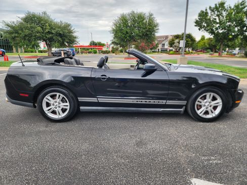 Used 2010 Ford Mustang Convertible RWD image 24