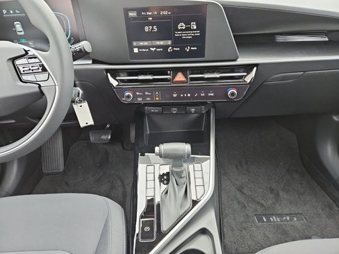 Used 2025 Kia Niro LX image 11