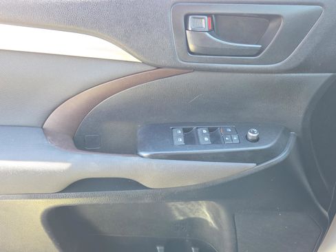 Used 2015 Toyota Highlander LE image 16