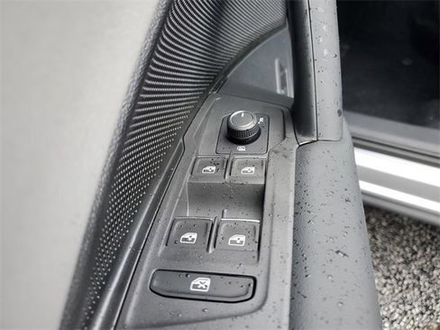 New 2025 Volkswagen Tiguan SE image 22