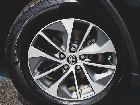 Used 2018 Toyota RAV4 XLE AWD/4WD image 2