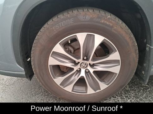 Used 2024 Toyota Highlander XLE AWD/4WD image 12