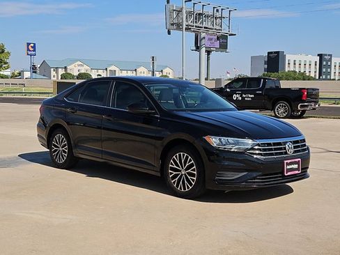 Used 2019 Volkswagen Jetta SE w/ Cold Weather Package FWD image 3