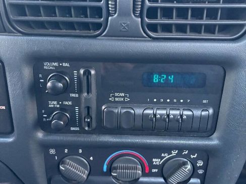 Used 2001 Chevrolet S10 Pickup 2WD Regular Cab image 9