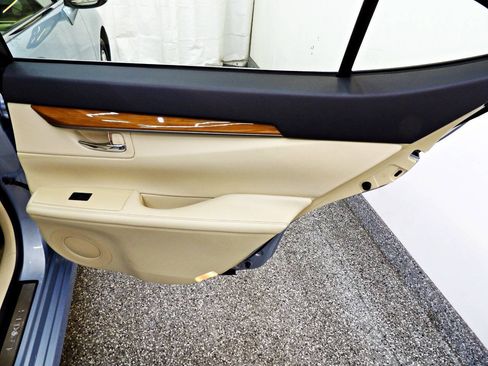 Used 2013 Lexus ES 300h w/ Luxury Pkg FWD image 12