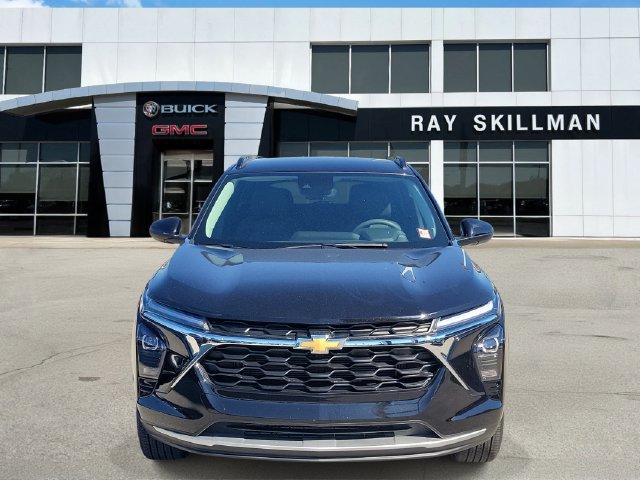 Used 2026 Chevrolet Trax LT FWD image 2