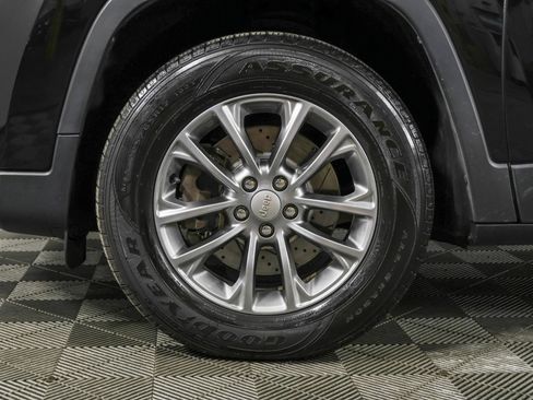 Used 2019 Jeep Cherokee Latitude Plus w/ Cold Weather Group AWD/4WD image 20