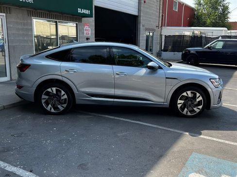 Used 2022 Audi e-tron Premium w/ Convenience Plus Package AWD/4WD image 8
