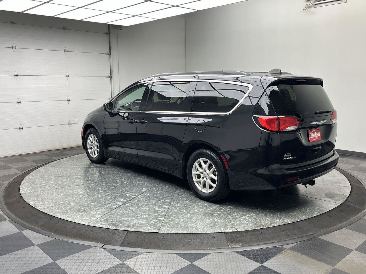 Used 2021 Chrysler Voyager Lxi FWD image 2