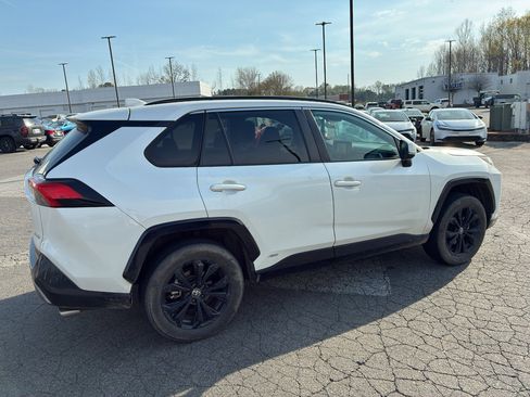 Used 2022 Toyota RAV4 SE image 6