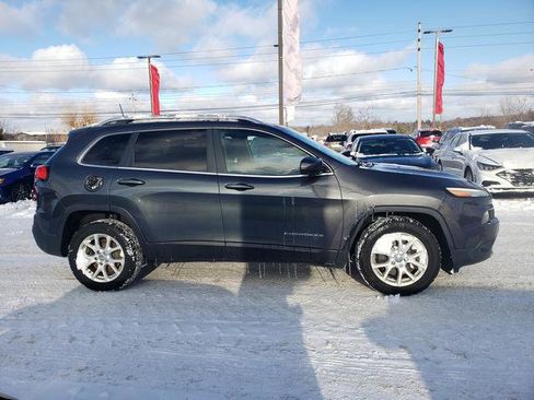 Used 2016 Jeep Cherokee Latitude image 2