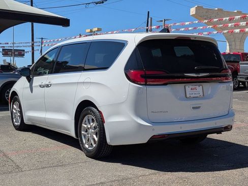 Used 2025 Chrysler Pacifica Select image 3