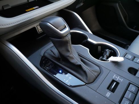 Certified 2024 Toyota Highlander XLE image 24