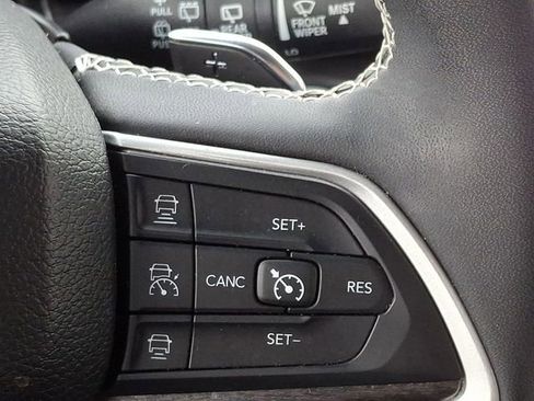 Used 2023 Jeep Grand Cherokee Limited w/ Black Appearance Package AWD/4WD image 22