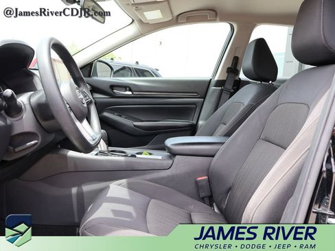 Used 2025 Nissan Altima 2.5 SV FWD image 22