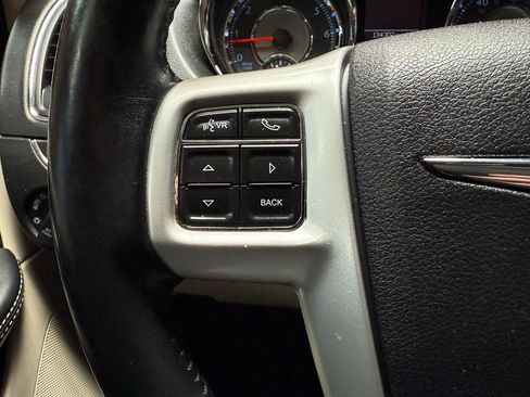Used 2014 Chrysler Town & Country Touring FWD image 15