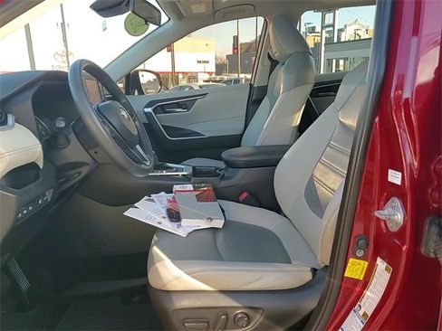 Used 2021 Toyota RAV4 XLE Premium image 11