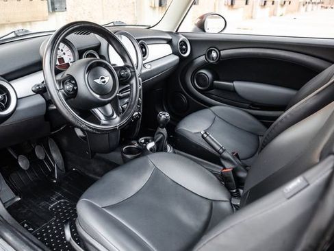 Used 2011 MINI Cooper Hardtop image 2